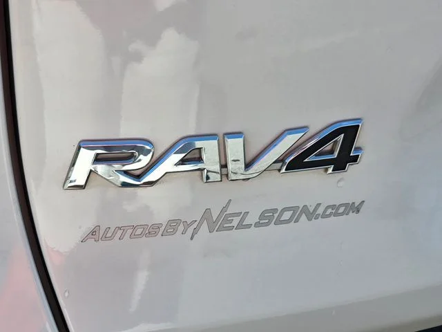 Used 2022 White Toyota XLE Premium image 19