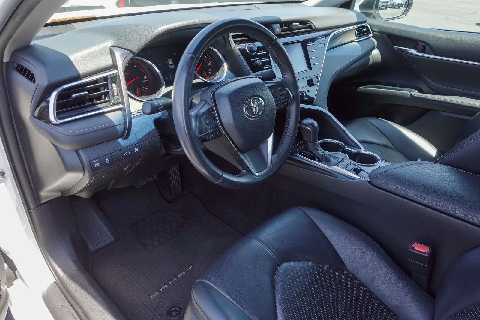 Used 2018 Wind Chill Pearl Toyota XSE image 9