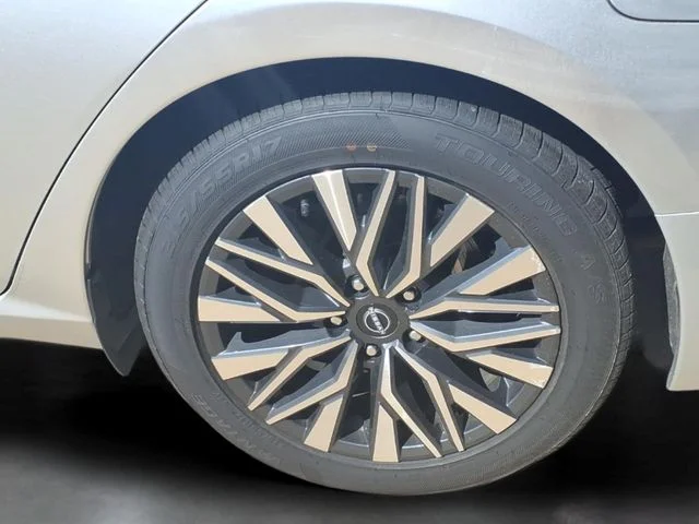 Used 2024 Silver Nissan 2.5 SV image 28