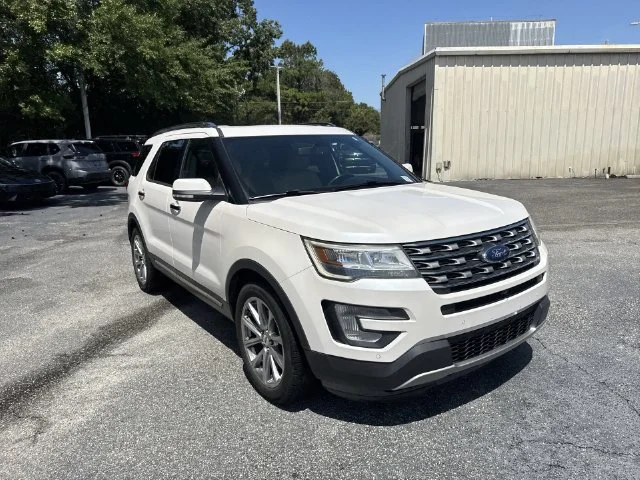 Used 2017 White Ford Limited image 3