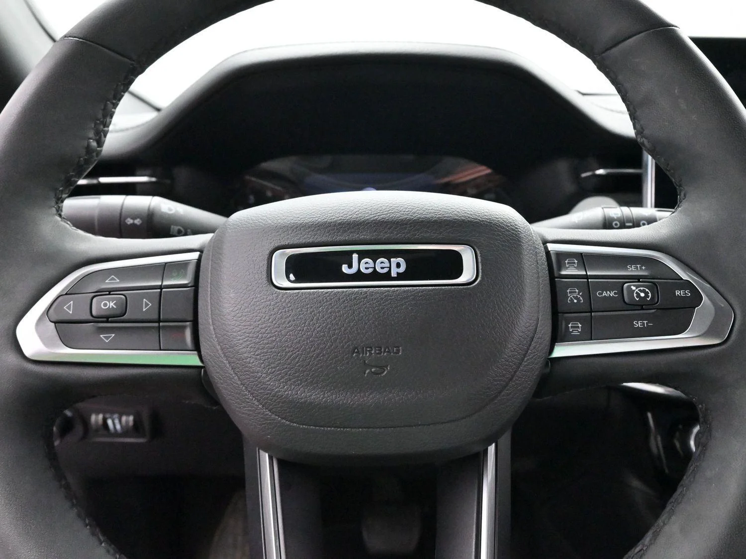 Used 2023 Diamond Black Crystal Pearlcoat Jeep Limited image 16