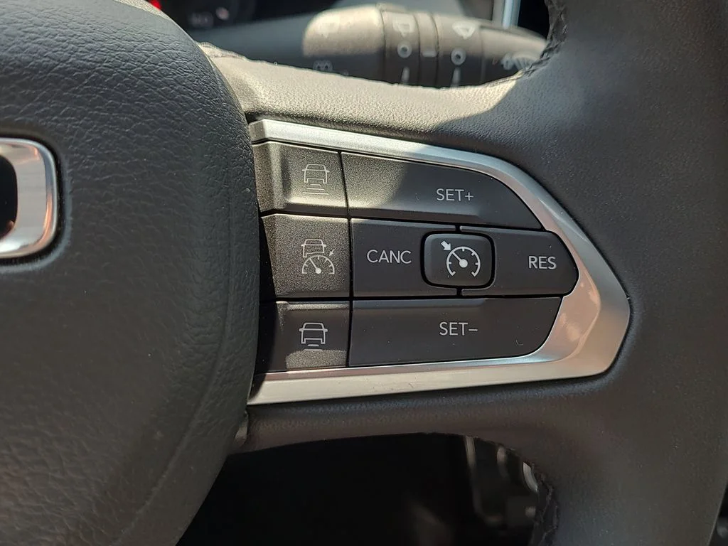 Used 2025 Silver Jeep Limited image 28