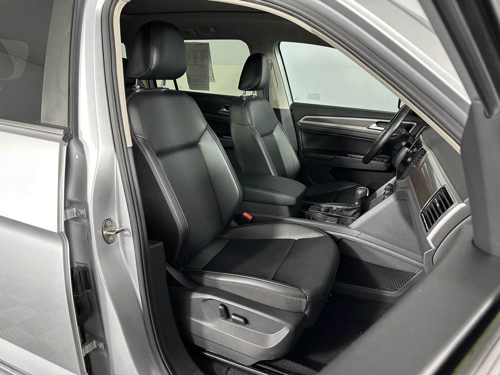 Used 2019 Platinum Gray Metallic Volkswagen 3.6L V6 SEL R-Line image 2