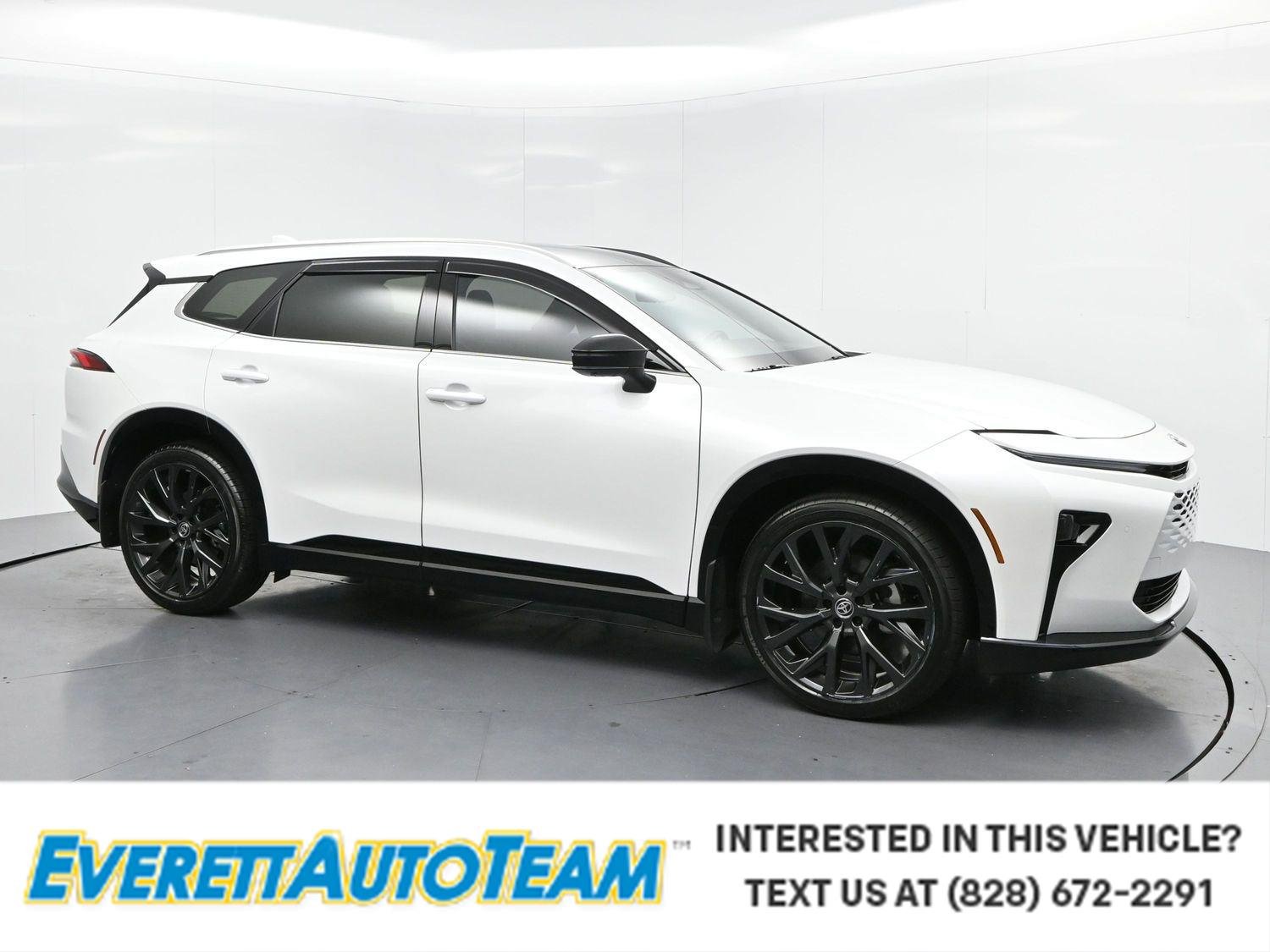 Used 2025  Toyota XLE image 1
