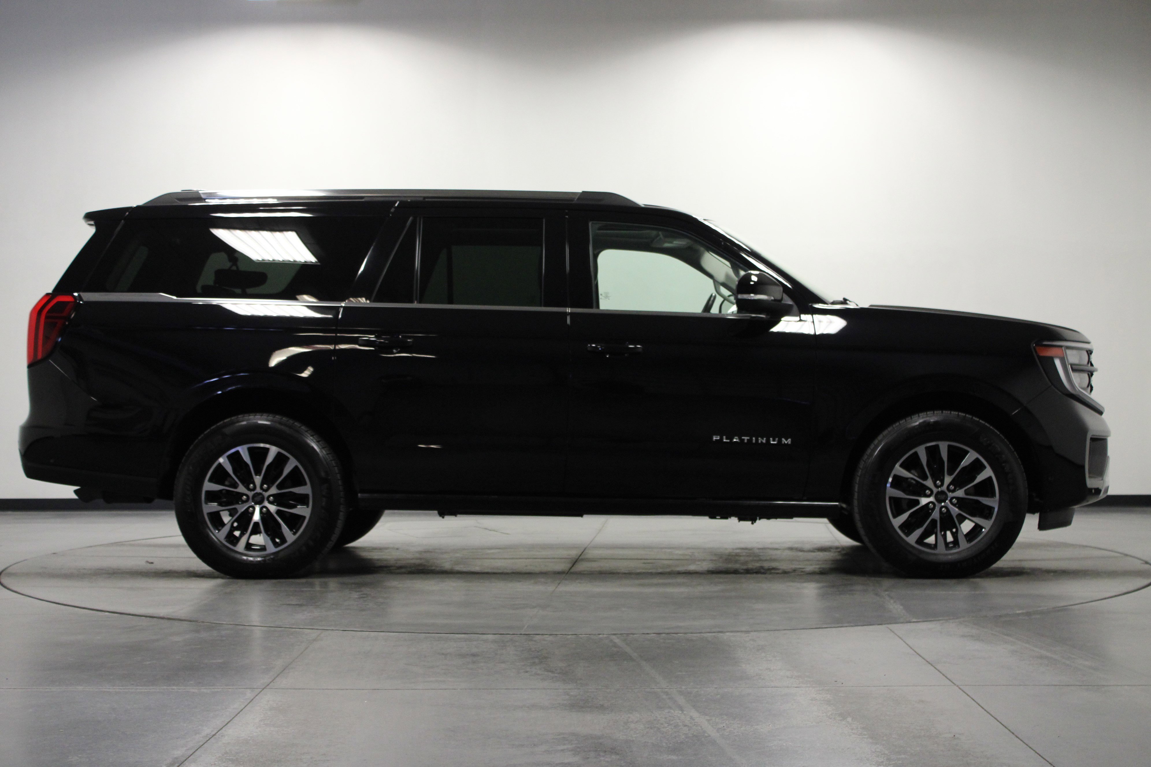 Used 2025 Black Metallic Ford Platinum image 3