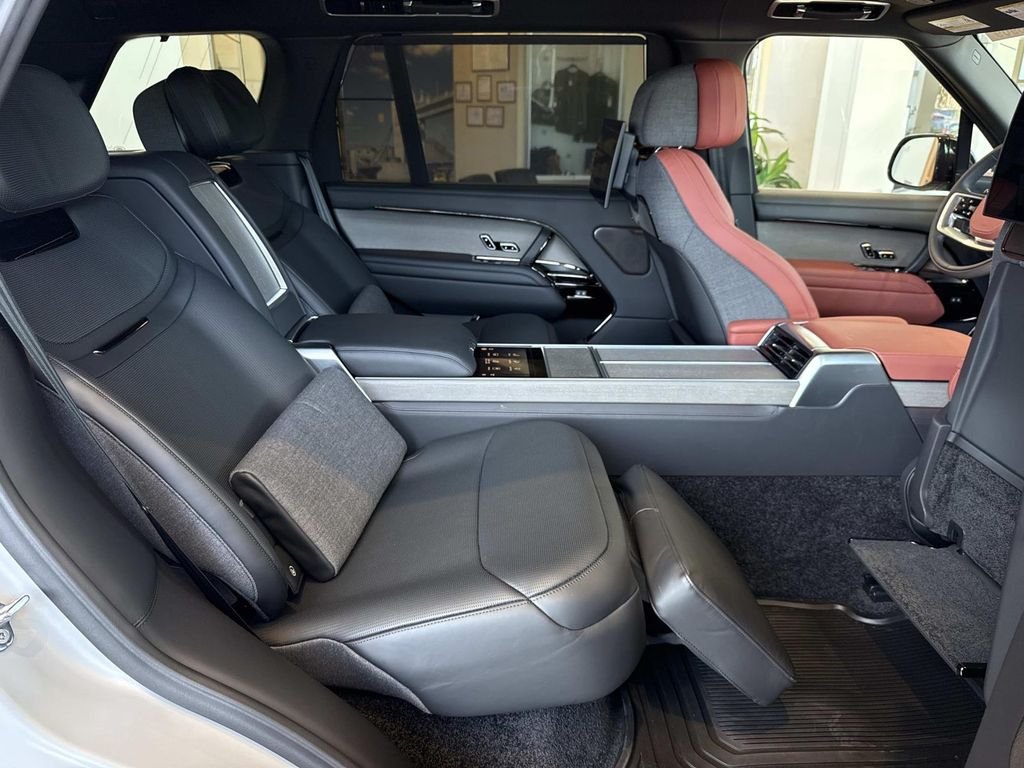 New 2026 Ethereal Frost Satin Land Rover SV Signature Suite image 15
