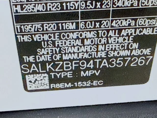 New 2026 Ostuni Pearl Wht Prem Met Land Rover SV image 34
