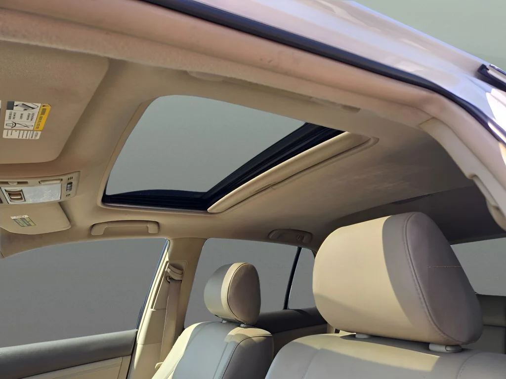 Used 2007 White Lexus 350 image 18
