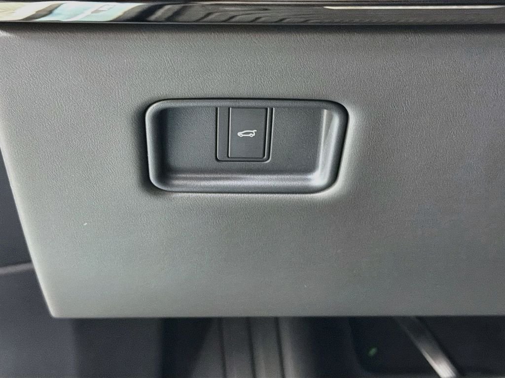 New 2027 Fuji White Land Rover Dynamic SE P400 image 10