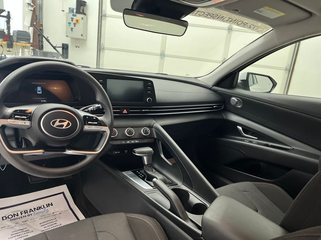 Used 2025 White Hyundai SE image 14