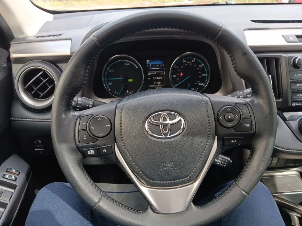 Used 2018 Galactic Aqua Mica Toyota XLE image 18