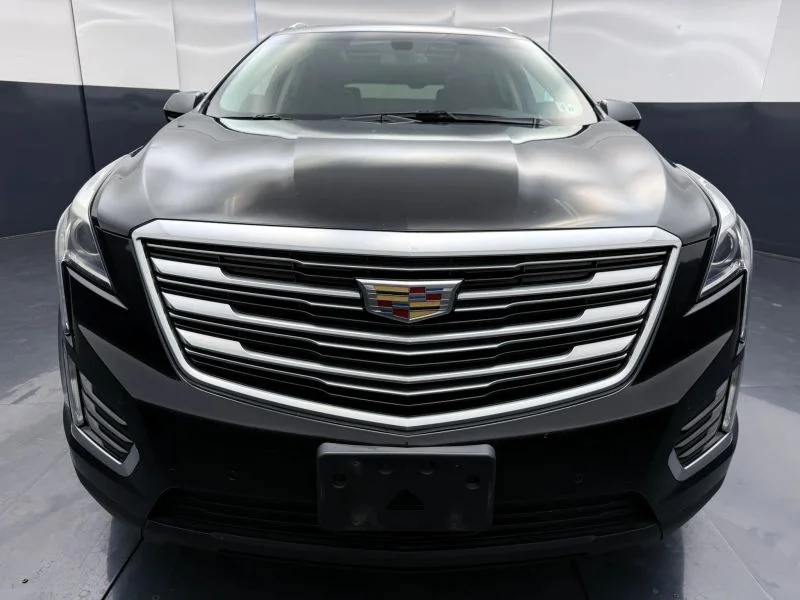 Used 2017  Cadillac Luxury Sport Utility 4D image 2