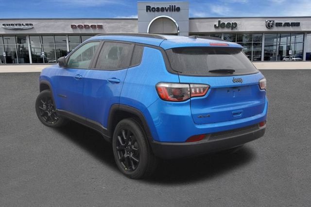 New 2026 Hydro Blue Pearl-Coat Exterior Paint Jeep Latitude image 5
