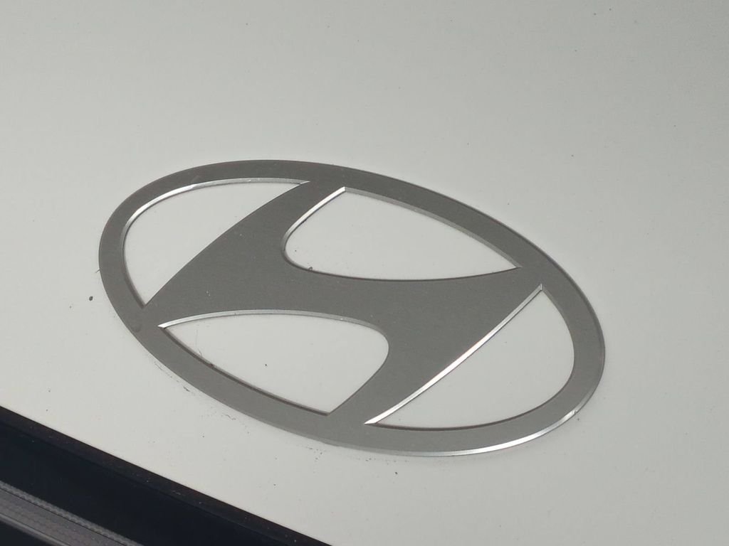 2025 Hyundai Kona SEL - Photo 13