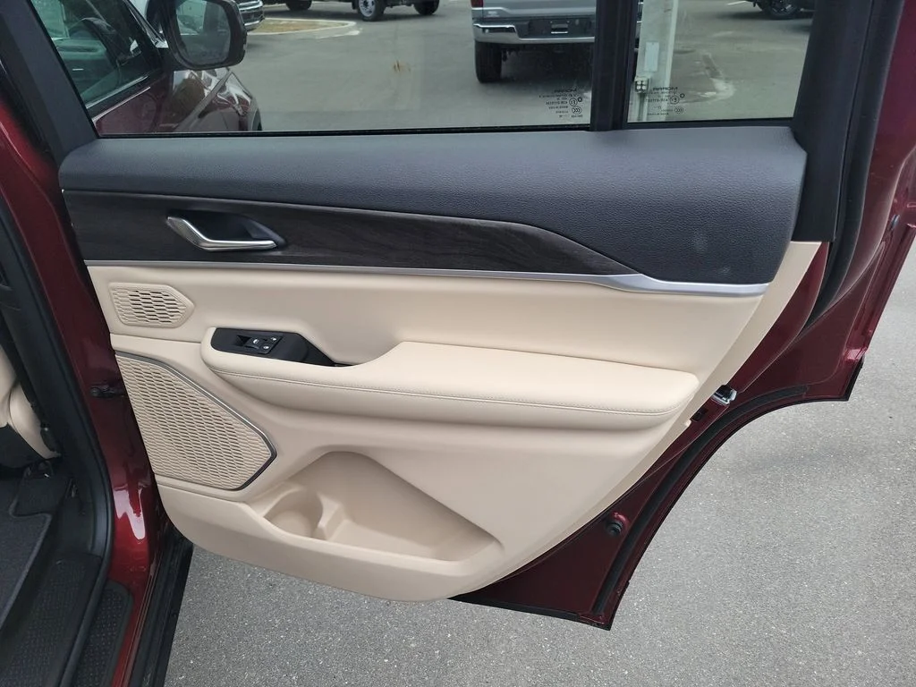 New 2026 Velvet Red Pearl-Coat Exterior Paint Jeep Limited image 31