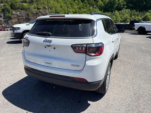 Used 2022 White Jeep Latitude image 2