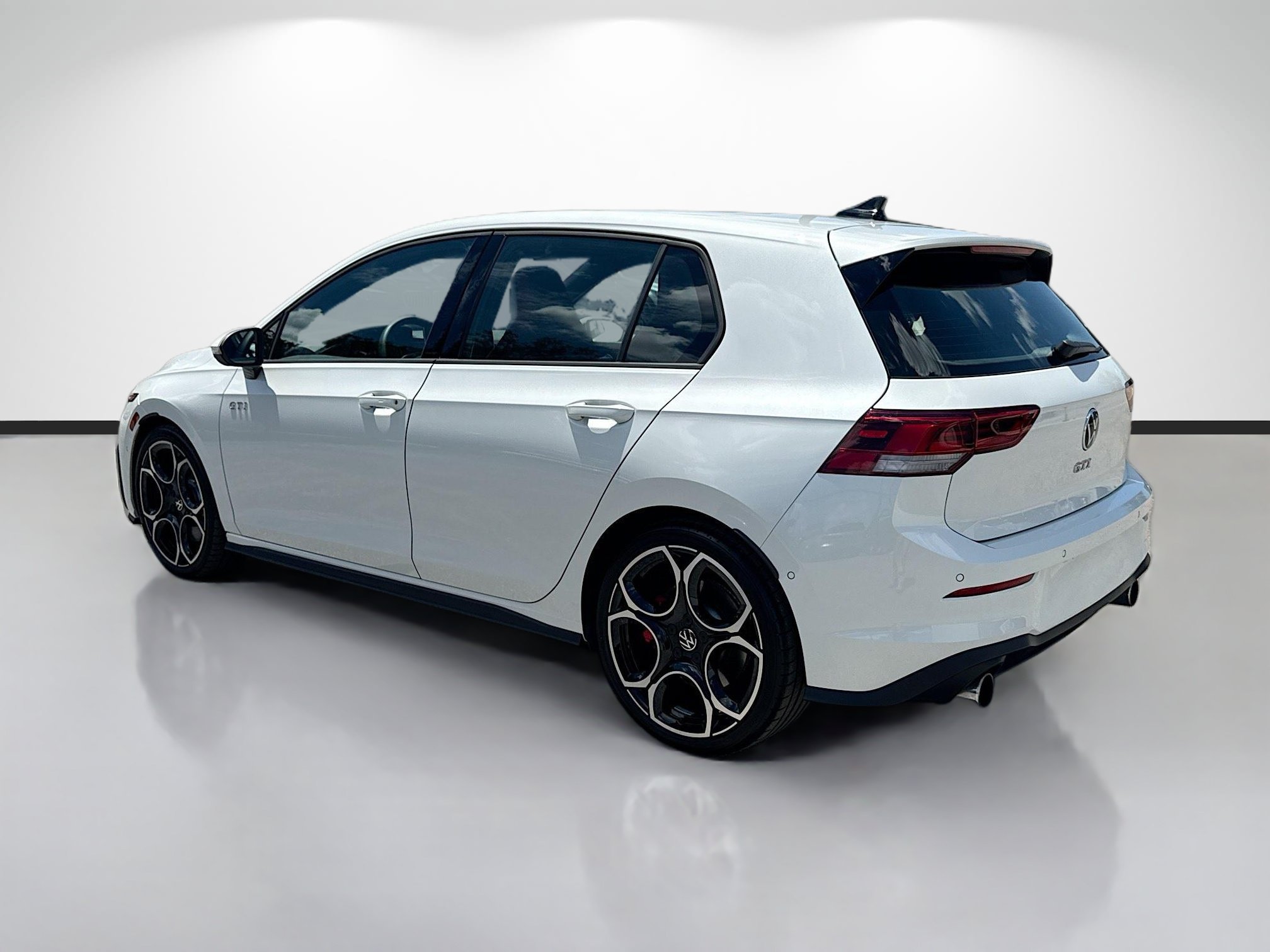 Used 2025 Opal White Pearl Volkswagen Autobahn image 5