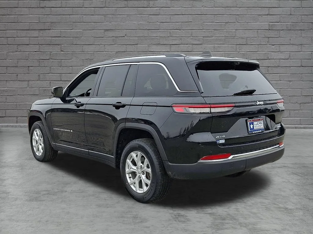 Used 2023 Diamond Black Crystal Pearlcoat Jeep Limited image 8