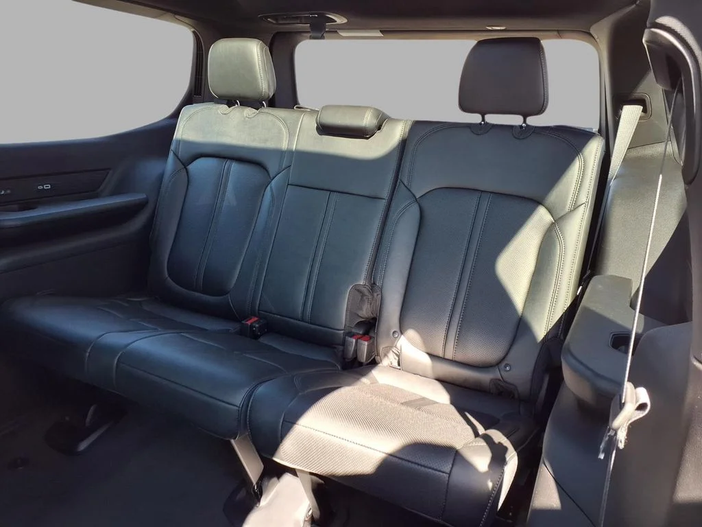 New 2026 Bright White Clear-Coat Exterior Paint Jeep Limited Altitude image 28