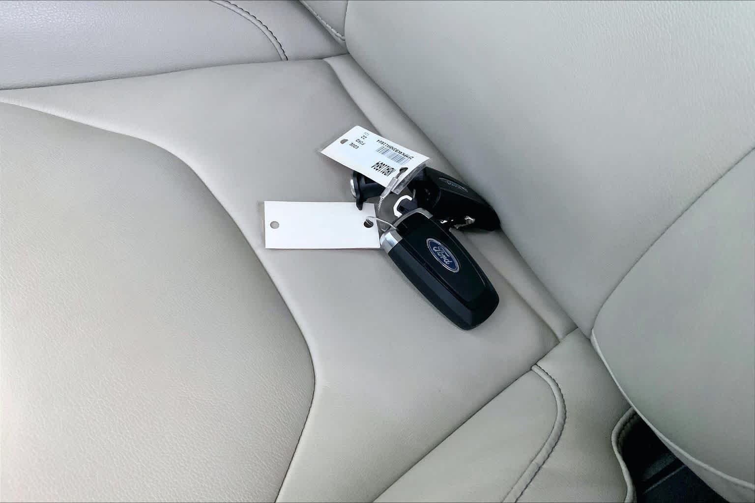 Used 2022 Star White Metallic Tri-Coat Ford Titanium image 14