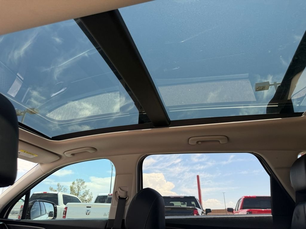 Used 2023 White Kia SX image 22
