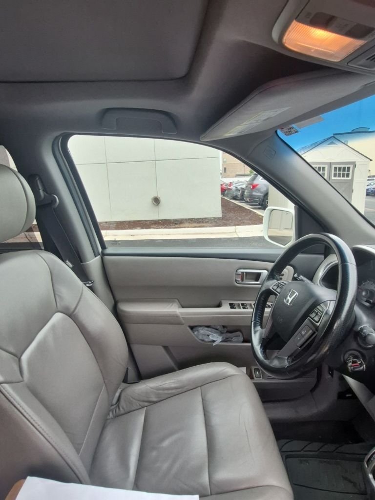 Used 2014 Taffeta White Honda Touring image 12