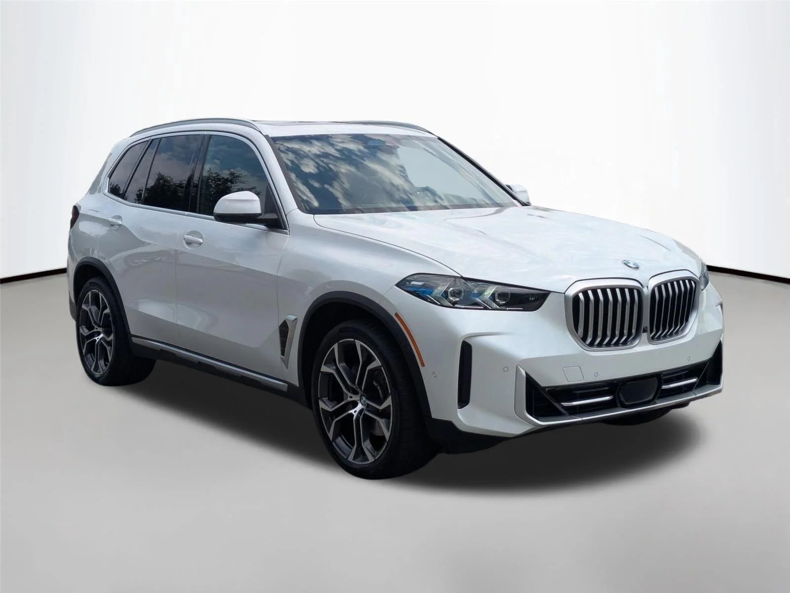 Used 2025 Mineral White Metallic BMW xDrive40i image 3