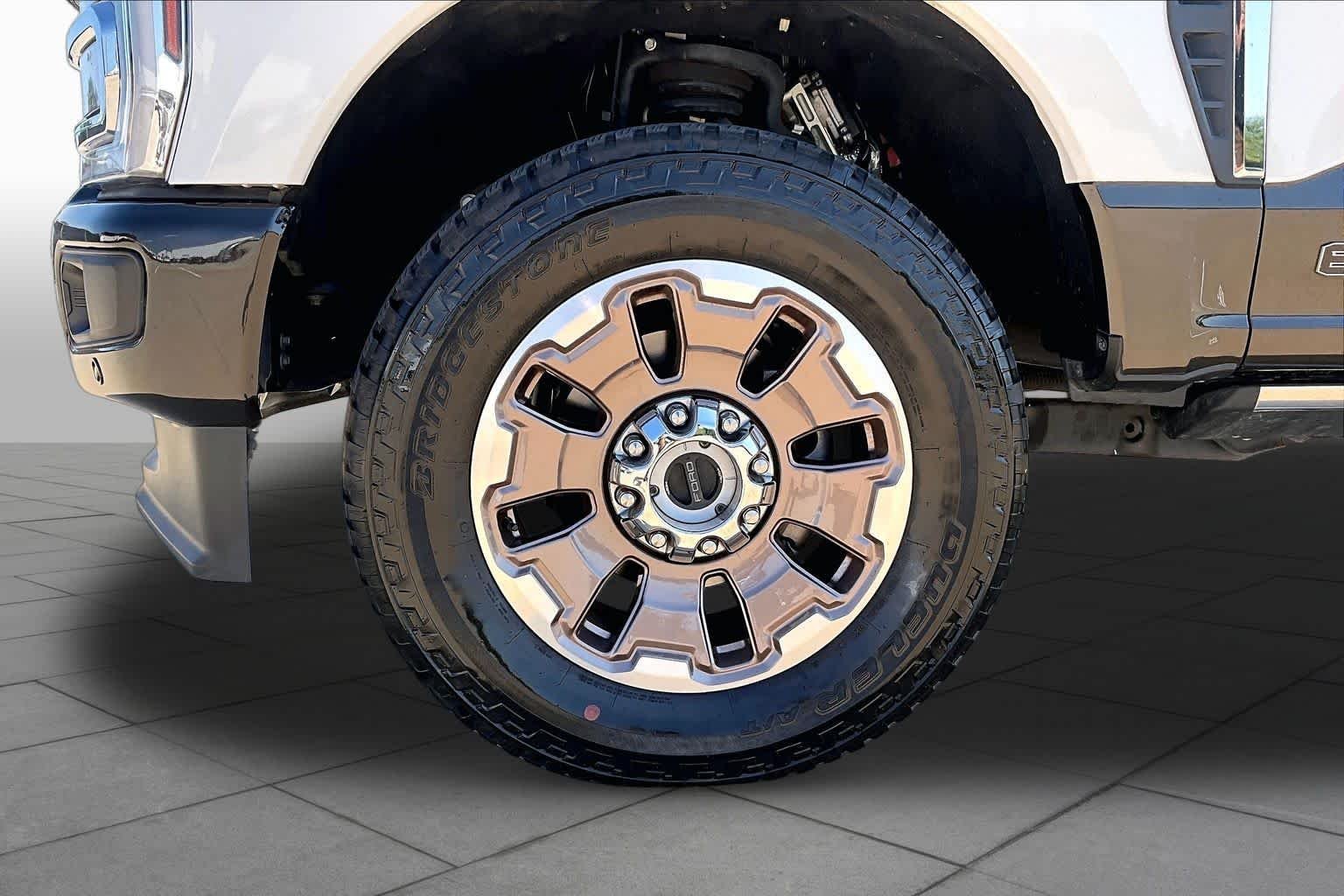 Used 2025 Star White Metallic Tri-Coat/Darkened Bronze Ford King Ranch image 11