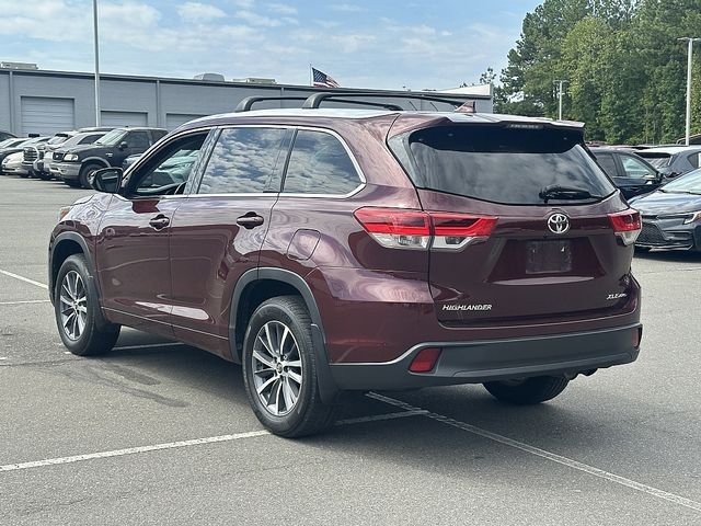 Used 2018 Red Toyota XLE image 3