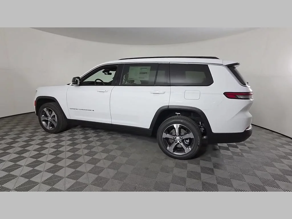 New 2026 Bright White Clear-Coat Exterior Paint Jeep Limited image 39