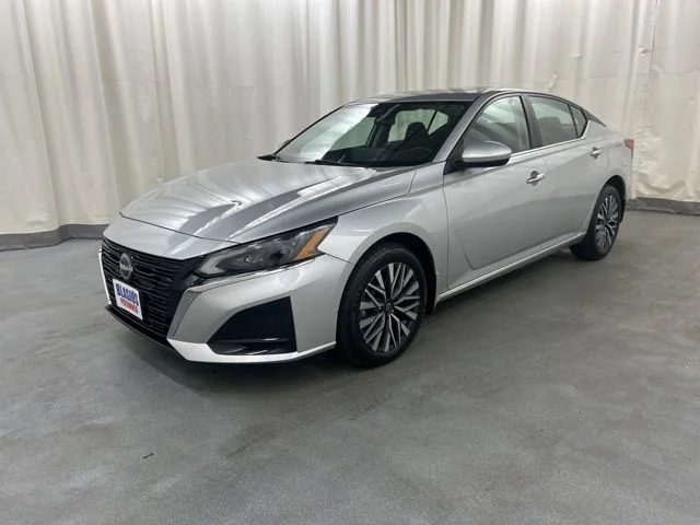 Used 2023 Silver Nissan 2.5 SV image 2