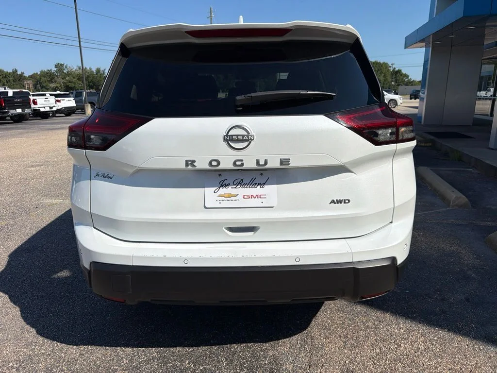 Used 2025 White Pearl Nissan SV image 4
