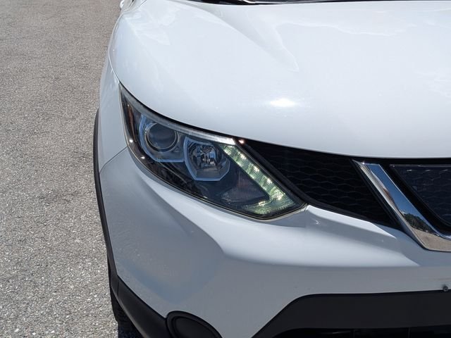 Used 2018 White Nissan S image 9
