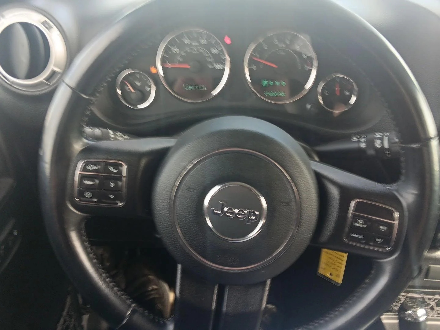 Used 2014 Billet Metallic Clearcoat Jeep Sahara image 20