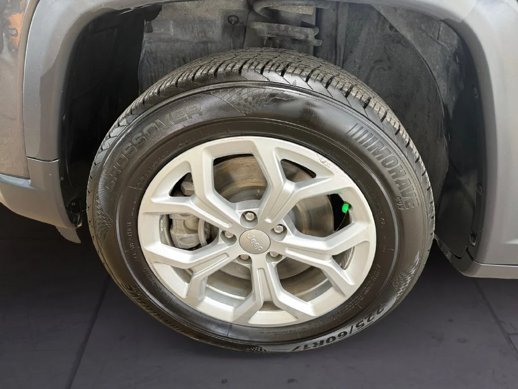 Used 2024 Gray Jeep Latitude image 9