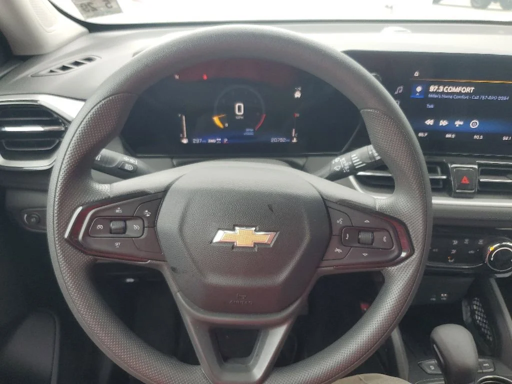 Used 2025 Sterling Gray Metallic Chevrolet LT image 20