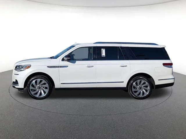 Used 2024 White Lincoln Reserve image 6