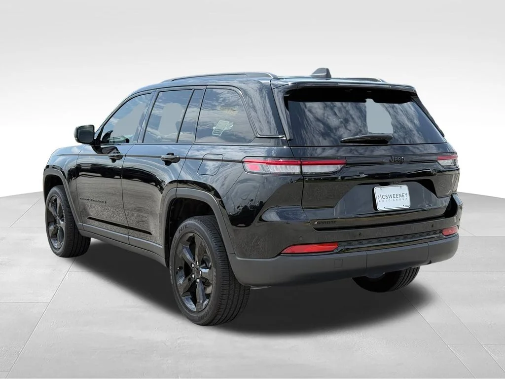 Used 2025  Jeep Altitude X image 3