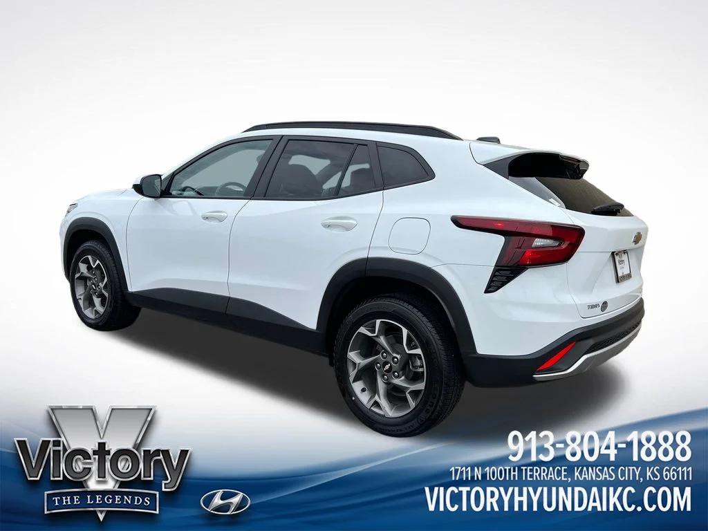 Used 2025 White Chevrolet LT image 3