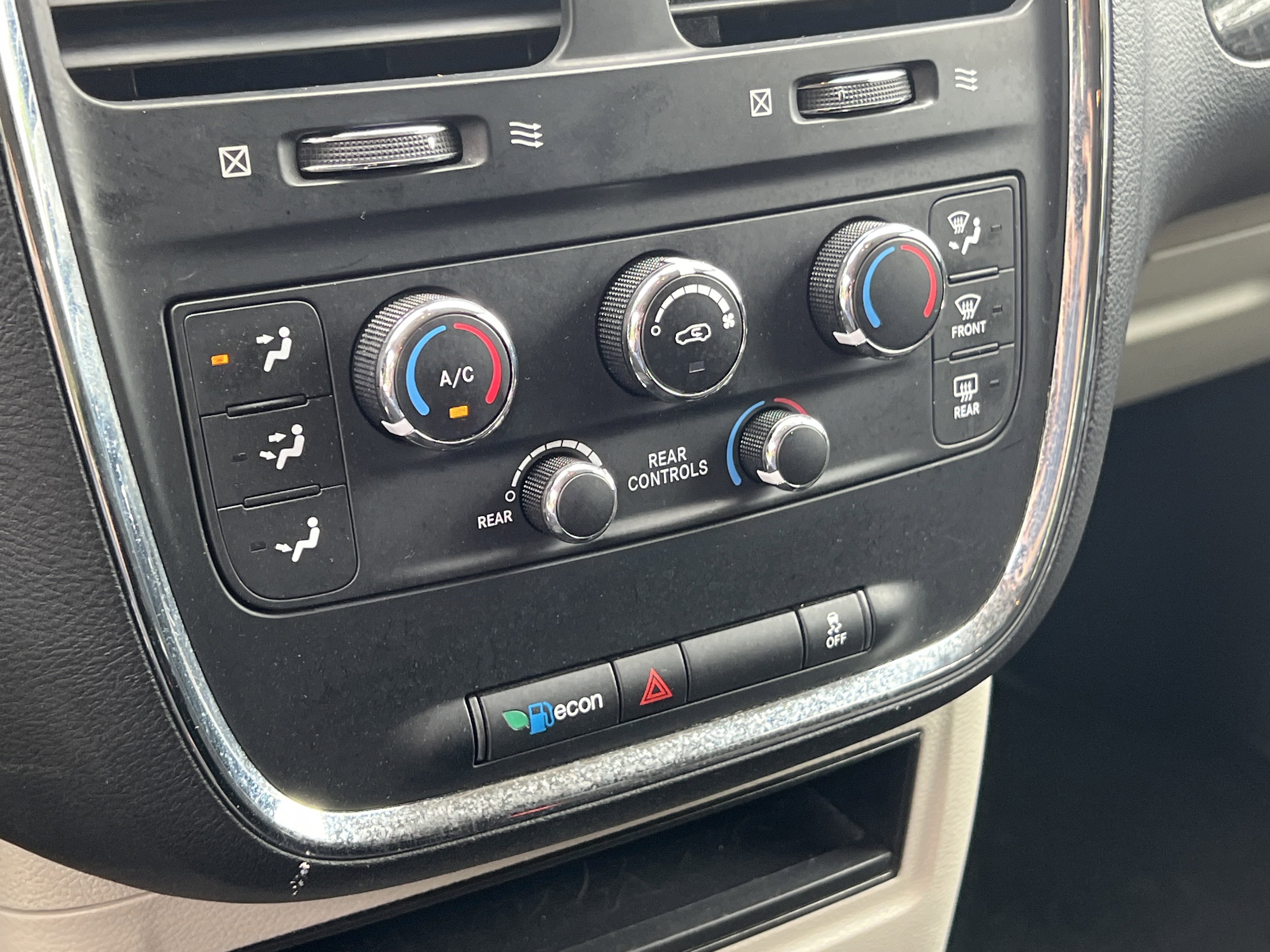 Used 2019 Black Onyx Crystal Pearlcoat Dodge SE image 28
