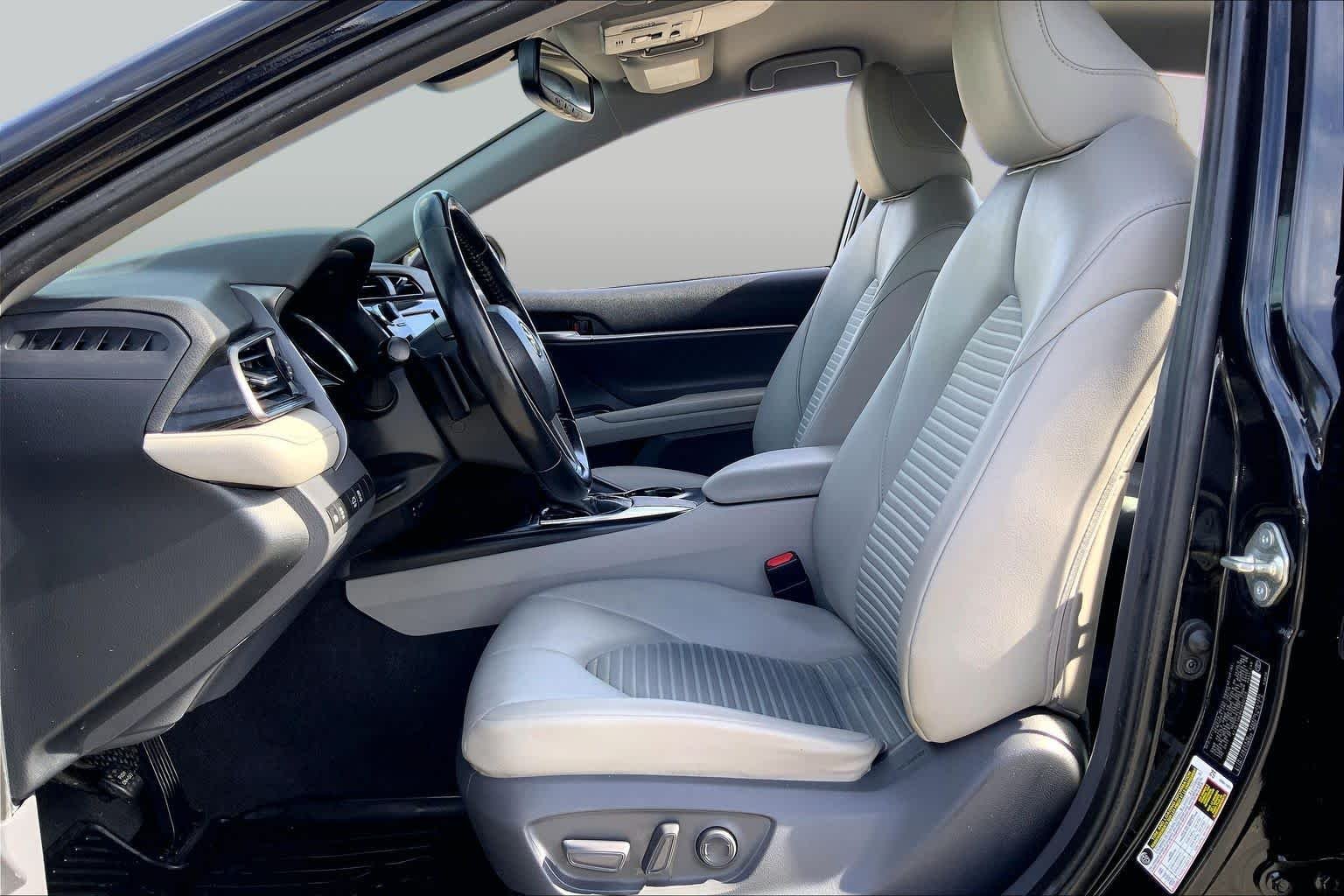 Used 2019 Midnight Black Metallic Toyota SE image 8