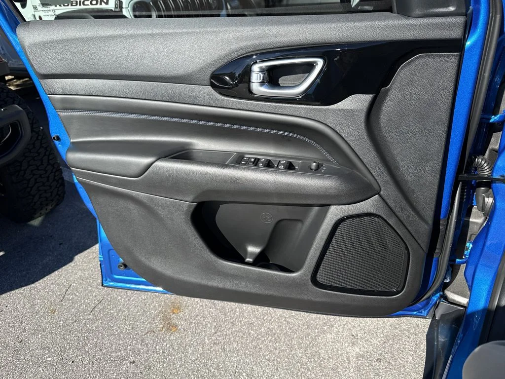 New 2026 Hydro Blue Pearl-Coat Exterior Paint Jeep Limited image 19