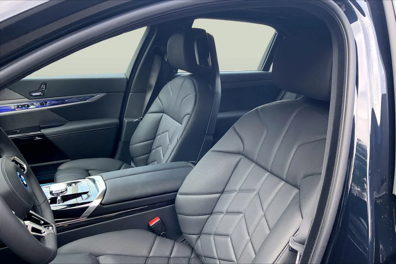 2026 BMW 7 Series 750e - Photo 9