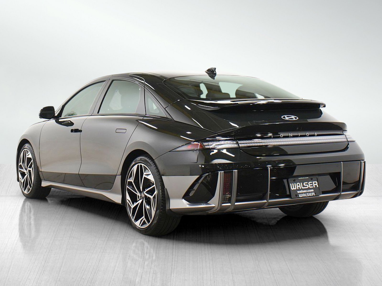 Certified Used 2023 Digital Green Hyundai Limited AWD image 4
