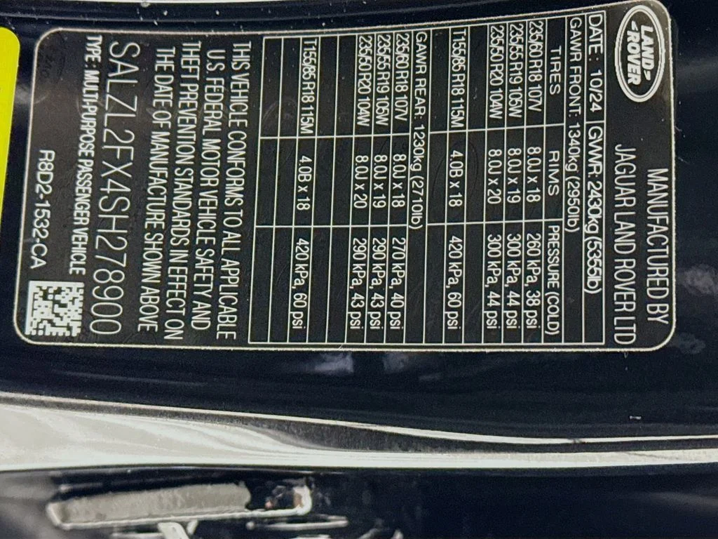 New 2025 Santorini Black Metallic Land Rover Dynamic image 30