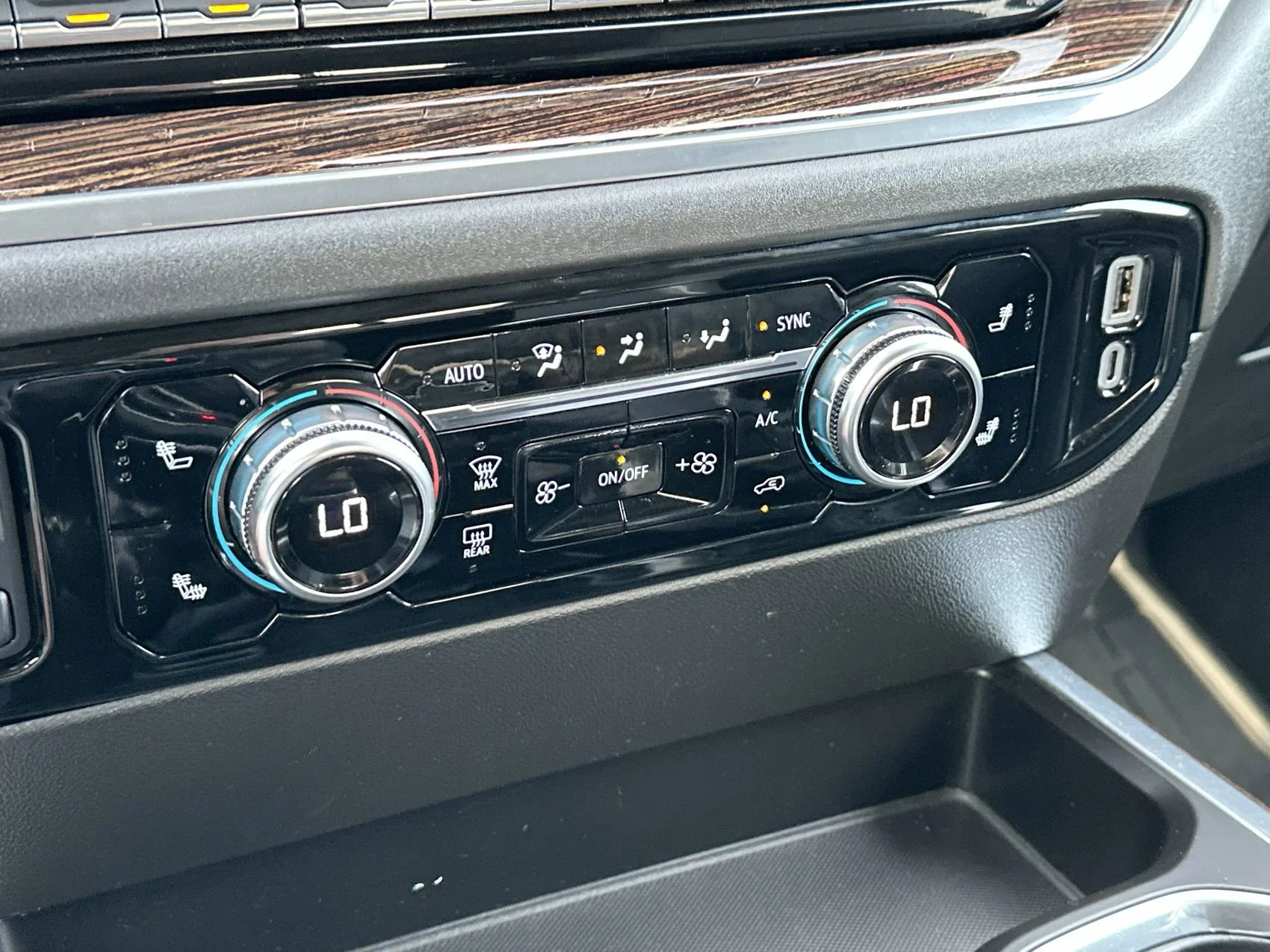 Used 2024 Summit White GMC Elevation image 19