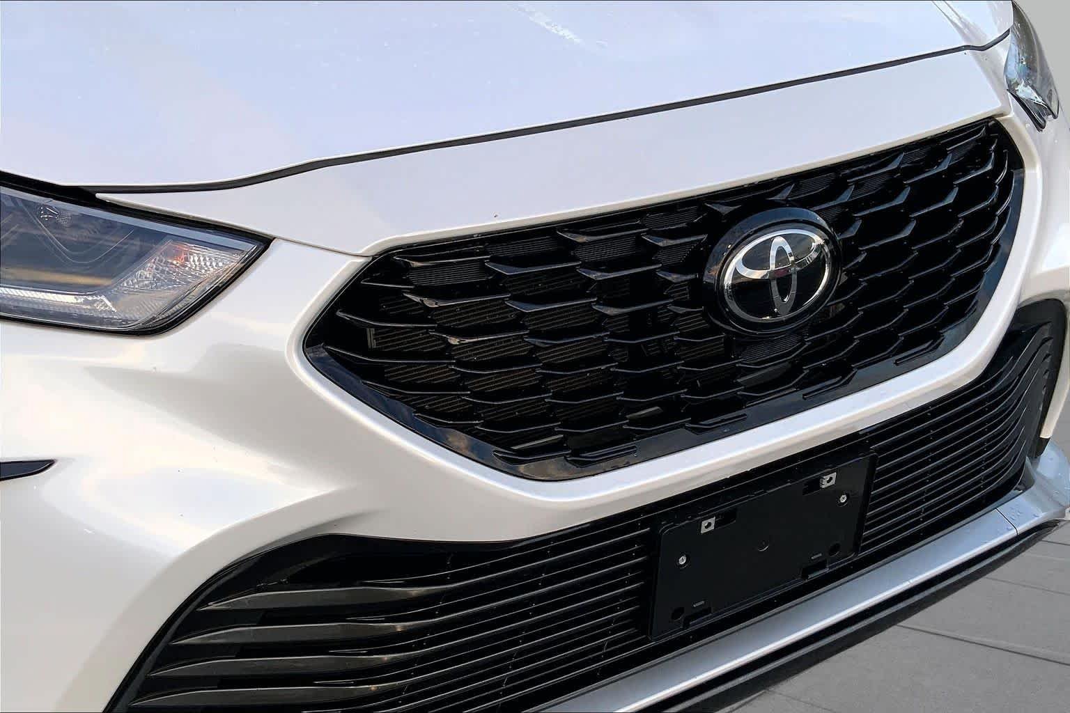 Used 2024 Wind Chill Pearl Toyota LE image 29