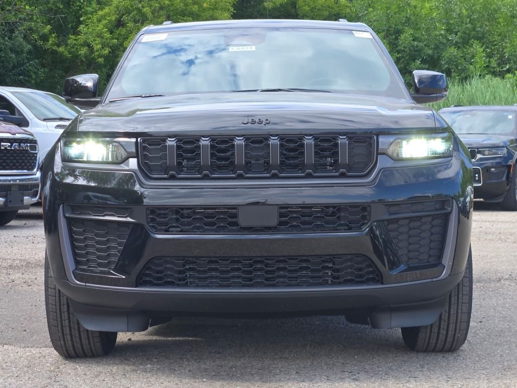 New 2026 Diamond Black Crystal Pearlcoat Jeep Altitude image 6