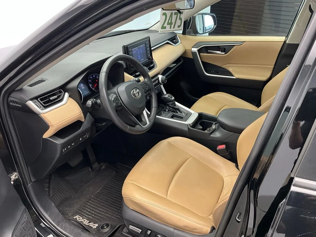Used 2019 Black Toyota XLE Premium image 16