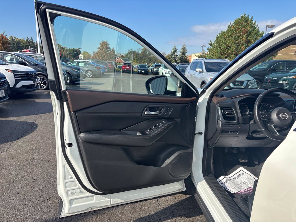 Used 2023 White Nissan SL image 17